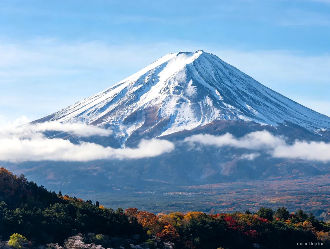 Reflet miroir du Mont Fuji à la plage de Hirano à l'aube
