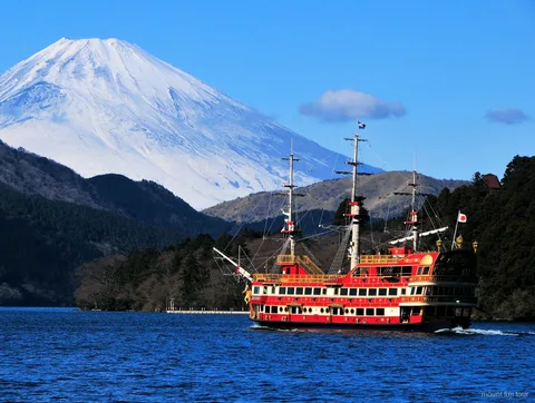 Bateau de croisière sur le lac Ashi avec le Mont Fuji en arrière-plan