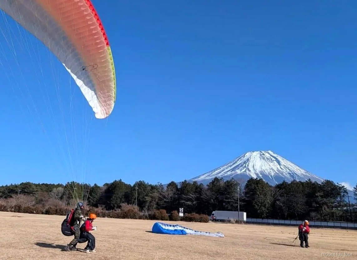 Grüne Felder der Asagiri-Hochebene mit Mount Fuji im Hintergrund