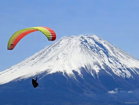 Pilota di parapendio in tandem con il Monte Fuji sullo sfondo